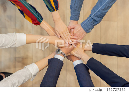 ビジネス　手　重ねる　円陣　真俯瞰 122727383