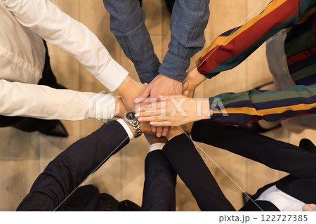 ビジネス 手 重ねる 円陣 真俯瞰 ビジネス 手 重ねる 円陣 真俯瞰 122727385