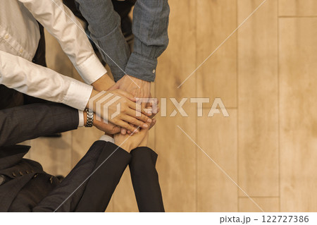 ビジネス　手　重ねる　円陣　真俯瞰 122727386