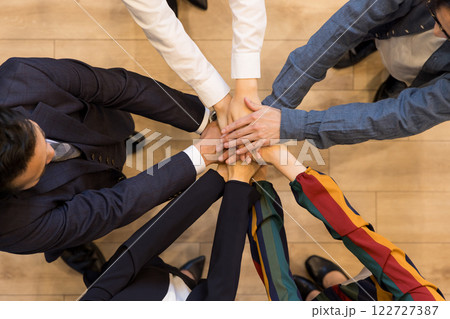 ビジネス　手　重ねる　円陣　真俯瞰 122727387
