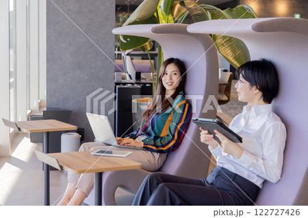 デザイナーズオフィスで働く人々 122727426