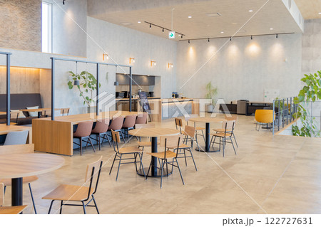 デザイナーズオフィスで働く人々 デザイナーズオフィスで働く人々 122727631