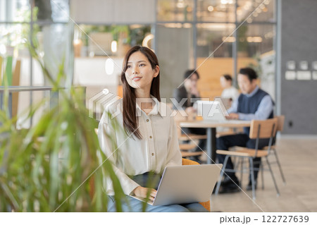 デザイナーズオフィスで働く人々 122727639