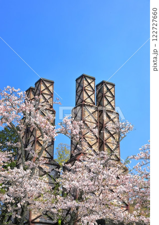 【静岡県】快晴の韮山反射炉と満開の桜 122727660