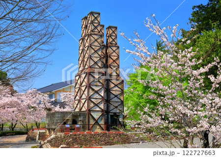 【静岡県】快晴の韮山反射炉と満開の桜 122727663