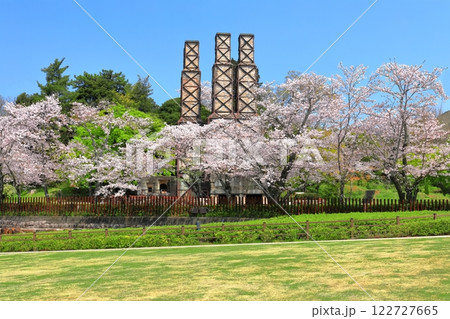 【静岡県】快晴の韮山反射炉と満開の桜 122727665