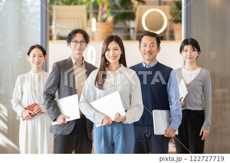 デザイナーズオフィスで働く人々 122727719