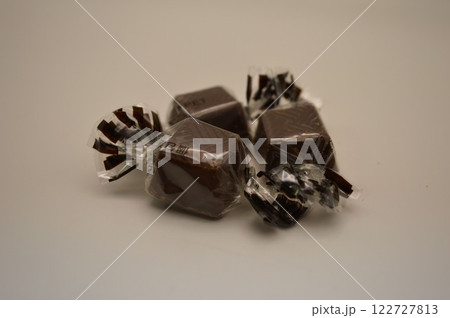 パッケージ入りのチョコレート 122727813