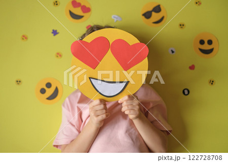 There are many different emoticons with a variety of emotions used in social media. Amorous Smile Face with heart-shaped eyes There are many different emoticons with a variety of emotions used in social media. Amorous Smile Face with heart-shaped eyes 122728708