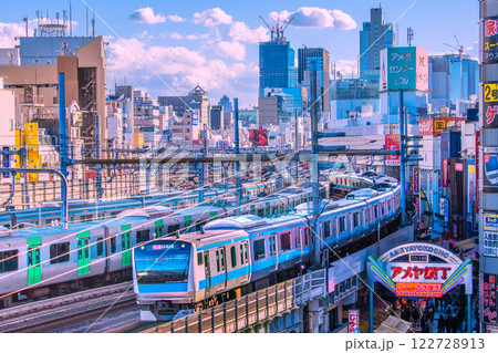 日本の東京都市景観 インバウンド続く…外国人観光客らで賑わうアメ横＝令和7年2月8日 122728913