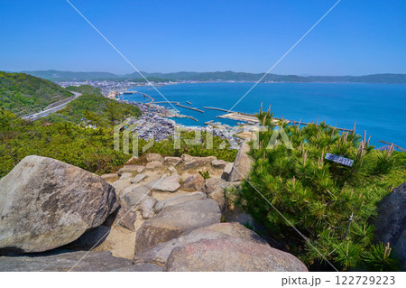 岡山県倉敷市の鷲羽山の鍾秀峰(山頂展望台)から北側の眺望(大畠,漁港,競艇場,福南山など) 岡山県倉敷市の鷲羽山の鍾秀峰(山頂展望台)から北側の眺望(大畠,漁港,競艇場,福南山など) 122729223