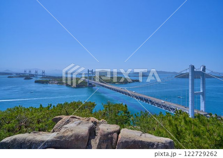 岡山県倉敷市の鷲羽山の鍾秀峰(山頂展望台)から南西側の眺望(下津井瀬戸大橋,櫃石島橋など) 122729262