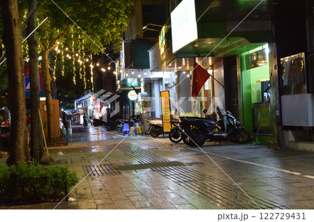 ベトナム 夜のハノイ市街地の歩道 122729431
