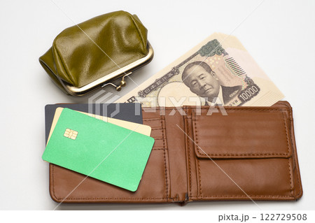 がま口と財布とカードと一万円札の新紙幣 122729508