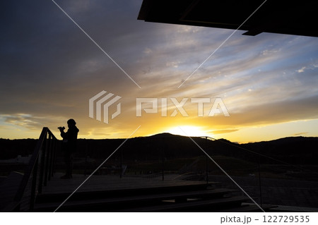 道の駅 さんさん南三陸　南三陸311メモリアル2階展望台からの秋の夕焼け空を望む 122729535
