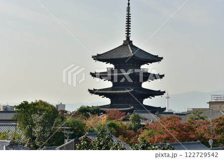 秋の法観寺　八坂の塔(京都市東山区) 122729542