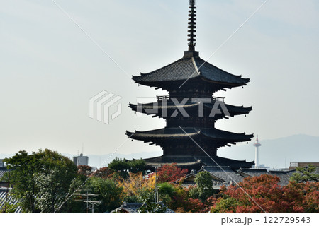 秋の法観寺　八坂の塔(京都市東山区) 122729543