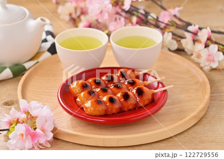 和スイーツの代表格、みたらし団子。タレお団子。 122729556