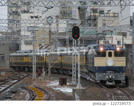 下関駅に到着するEF65牽引のサロンカーあさかぜ 122729573