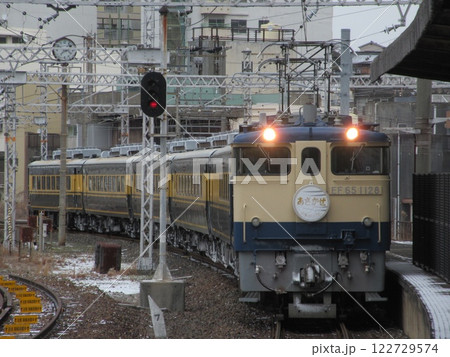 下関駅に到着するEF65牽引のサロンカーあさかぜ 122729574