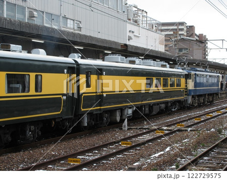 下関駅に停車するEF65牽引のサロンカーあさかぜ 122729575