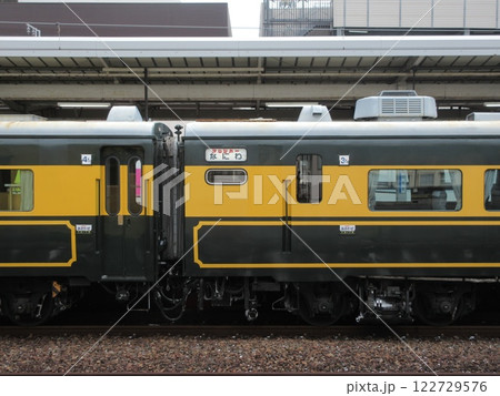 下関駅に停車するサロンカーあさかぜ 122729576