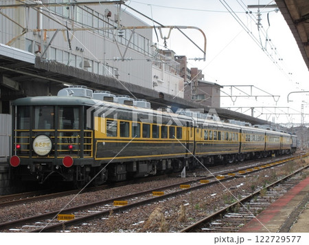下関駅に停車するEF65牽引のサロンカーあさかぜ 122729577