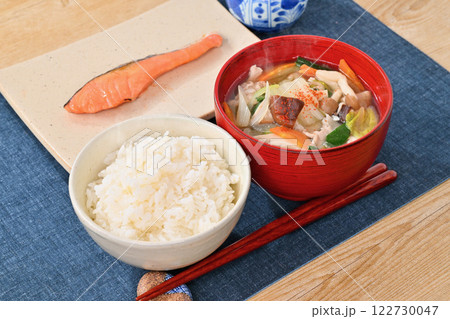 具だくさんのおみそ汁、豚汁。具材は白菜、豚肉、九条ネギ、ニンジン、椎茸、しめじ、玉ネギ、豆腐。 122730047