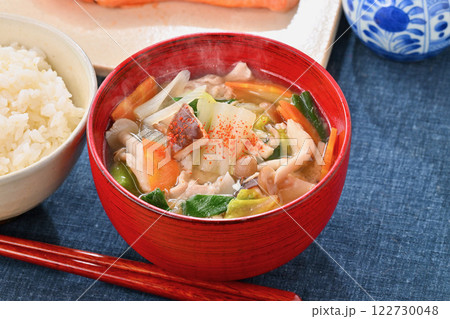 具だくさんのおみそ汁、豚汁。具材は白菜、豚肉、九条ネギ、ニンジン、椎茸、しめじ、玉ネギ、豆腐。 122730048