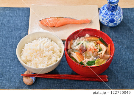 具だくさんのおみそ汁、豚汁。具材は白菜、豚肉、九条ネギ、ニンジン、椎茸、しめじ、玉ネギ、豆腐。 122730049