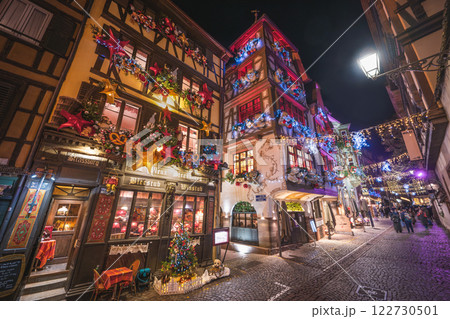 フランス ストラスブールのクリスマスイルミネーション テディベア フランス ストラスブールのクリスマスイルミネーション テディベア 122730501
