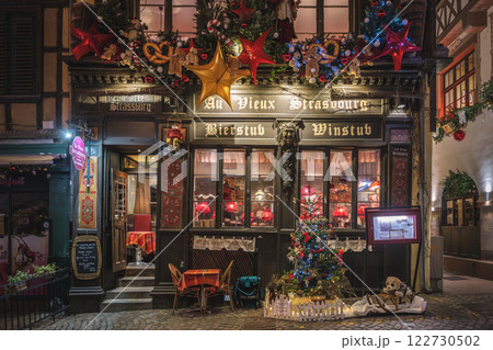 フランス　ストラスブールのクリスマスイルミネーション　テディベア  122730502