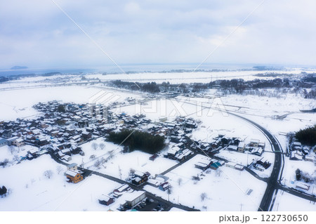雪に覆われた滋賀県の琵琶湖西部の町、雪景色をドローン撮影 雪に覆われた滋賀県の琵琶湖西部の町、雪景色をドローン撮影 122730650
