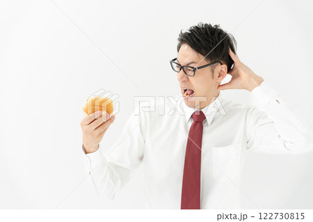 ハンバーガーを持つ男性 ハンバーガーを持つ男性 122730815