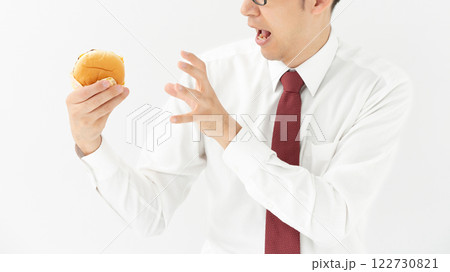 ハンバーガーを持つ男性 ハンバーガーを持つ男性 122730821