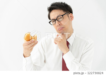 ハンバーガーを持つ男性 ハンバーガーを持つ男性 122730824