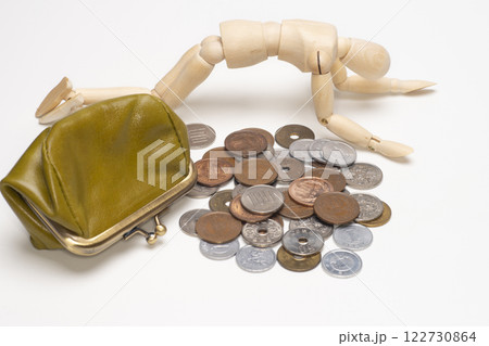 がま口と小銭とがっくりするデッサン人形 122730864