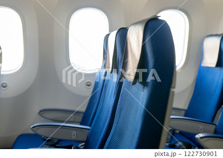 飛行機の座席 122730901