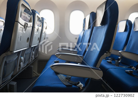 飛行機の座席 122730902