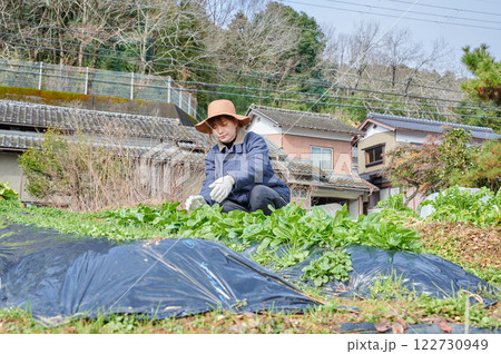 畑作業をする女性　田舎暮らし　家庭菜園 122730949