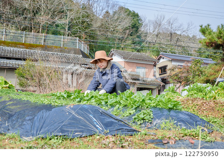畑作業をする女性　田舎暮らし　家庭菜園 122730950