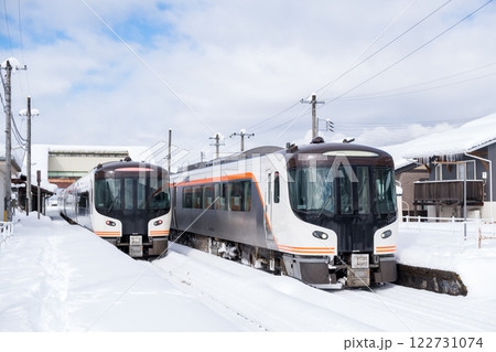 【高山本線】飛騨国府駅で列車交換を行う特急ひだ 122731074
