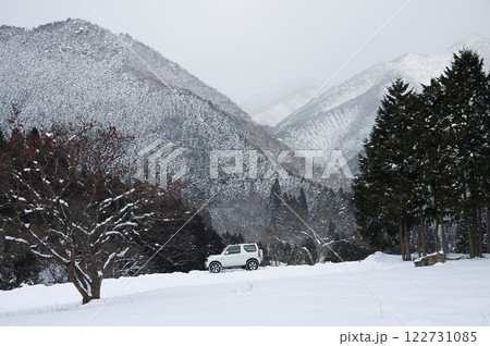 雪の中を走る車・・2 122731085