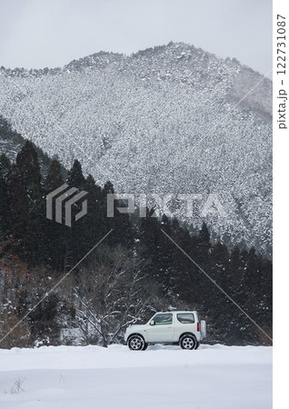 雪の中を走る車・・4 122731087