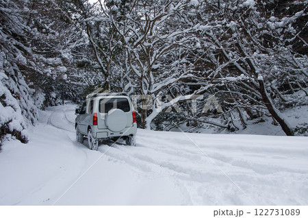 雪の中を走る車・・6 雪の中を走る車・・6 122731089