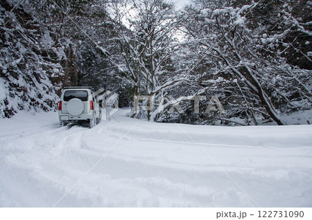 雪の中を走る車・・7 雪の中を走る車・・7 122731090