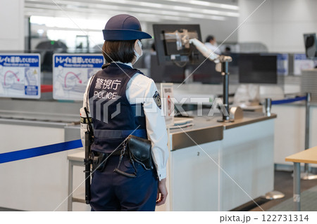 空港内の手荷物検査 警備 警察 空港内の手荷物検査 警備 警察 122731314