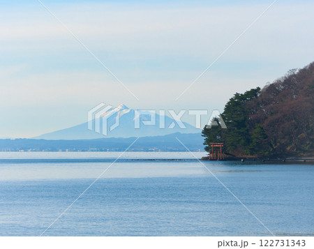 浅虫海岸から見る湯ノ島の弁財天宮の鳥居と岩木山の風景・青森県青森市 122731343