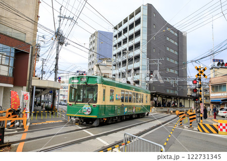 京福電鉄、西院駅付近を走るモボ611形新江ノ電号 122731345