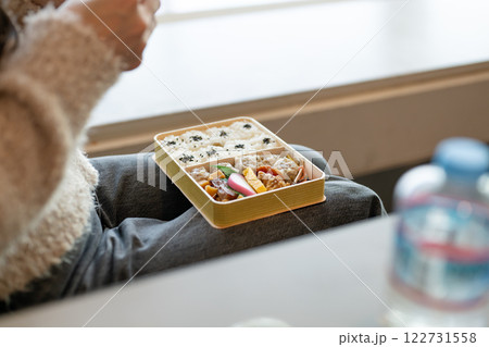お弁当　駅弁　食事 122731558